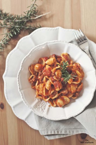 Orecchiette al sugo di salsiccia e salamino.