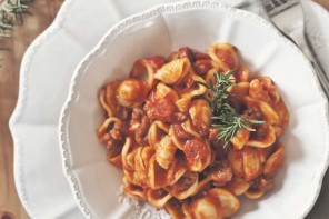 Orecchiette al sugo di salsiccia e salamino.